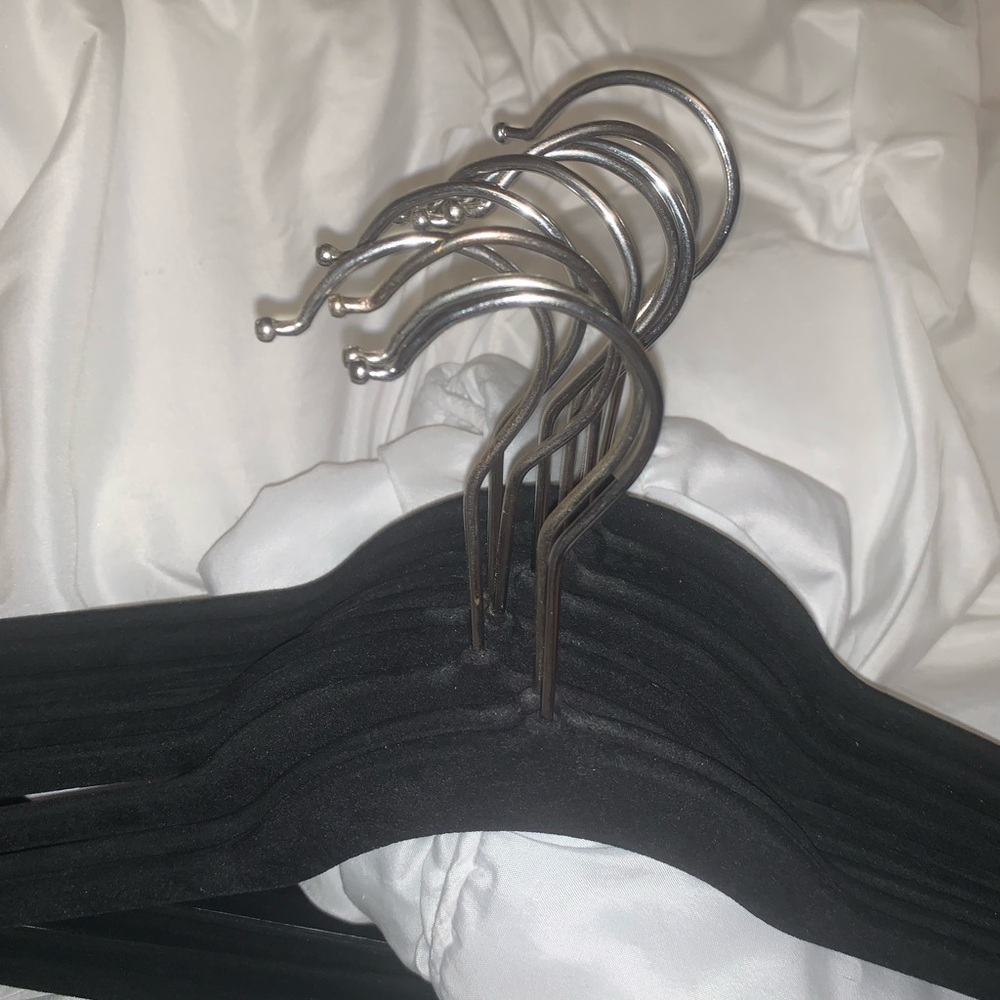 Black velvet hangers (6)) 10packs (used good condition) 60 Total - Picture 4 of 14